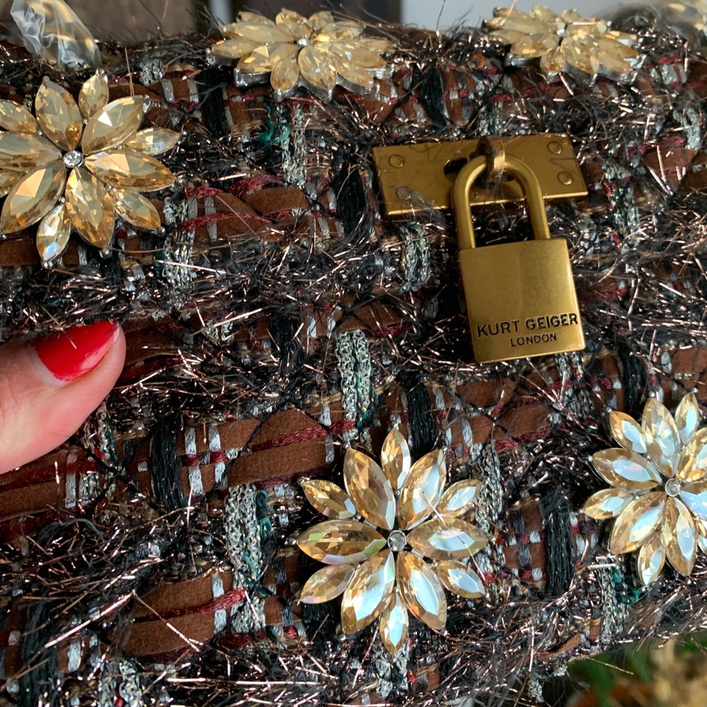 SOLD⛔️Authentic KURT GEIGER LONDON Tweed lock flowers crystal flap fringe Crosb - Picture 9 of 14